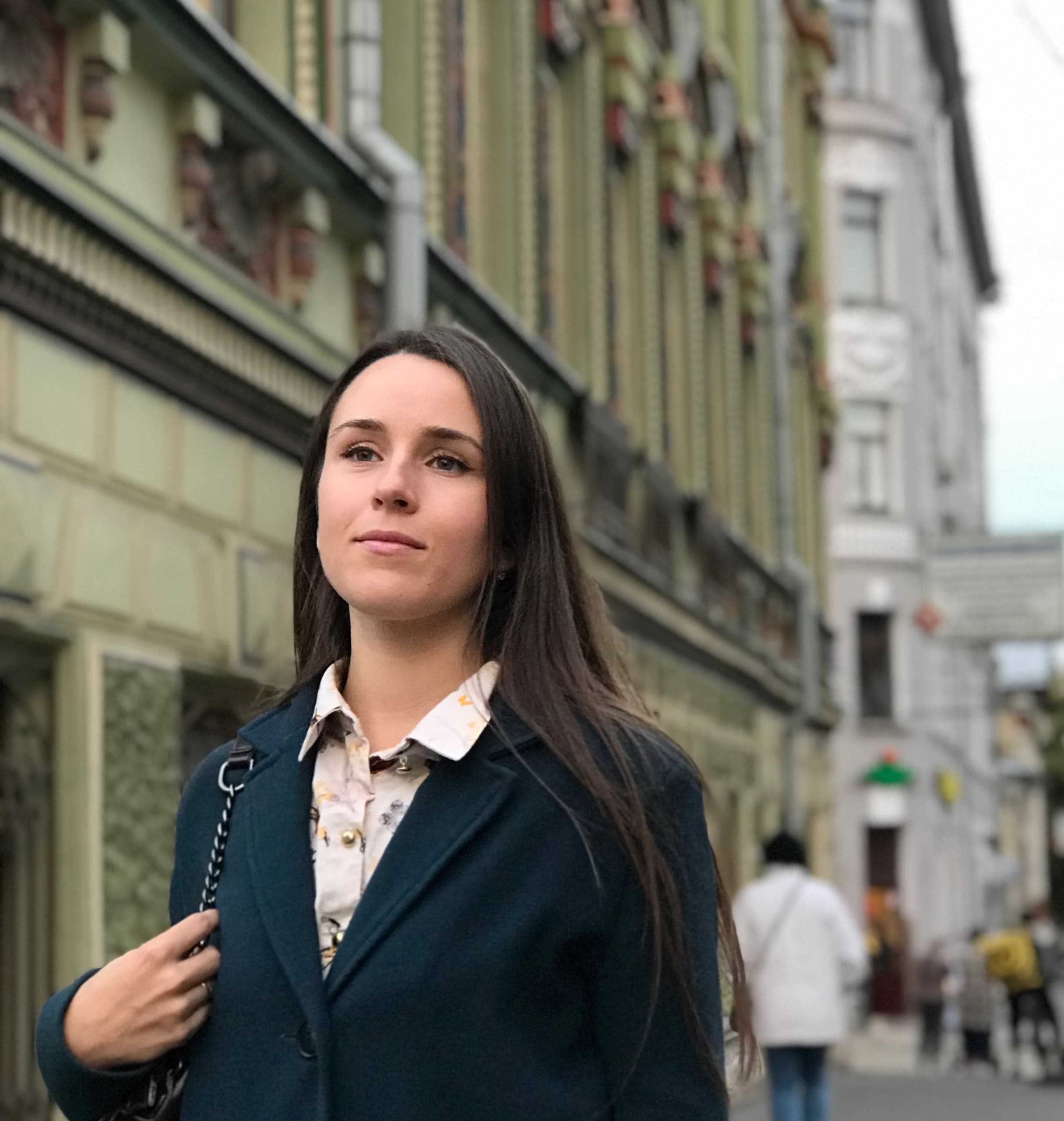 Ольга Манчева за работой в мастерской